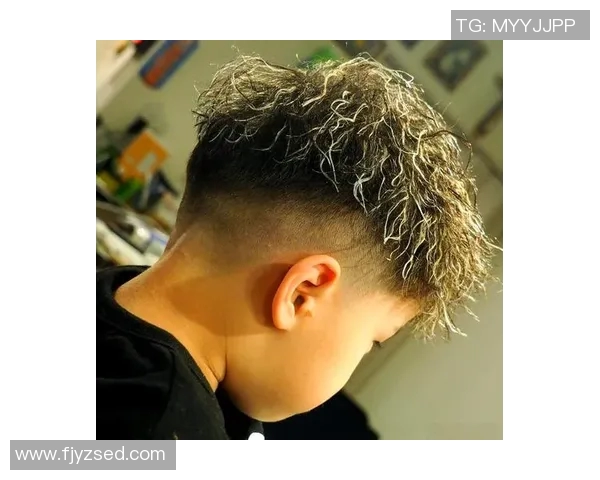 足球球星发型男孩引领潮流风尚 成为校园时尚新宠