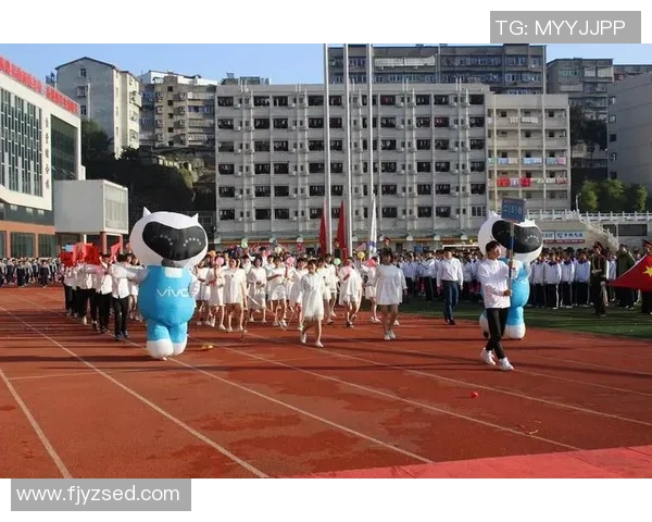 足球明星摆饰高清大图展现球场英姿与艺术风采完美融合